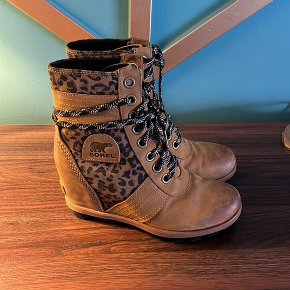 Rare Leopard Sorel Brown Lace Up Boots with Wedge Heel and Stylish Design - Picture 2 of 5